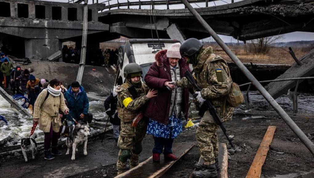 Ucrania rechaza corredores humanitarios propuestos por Rusia y se prepara para nuevos ataques