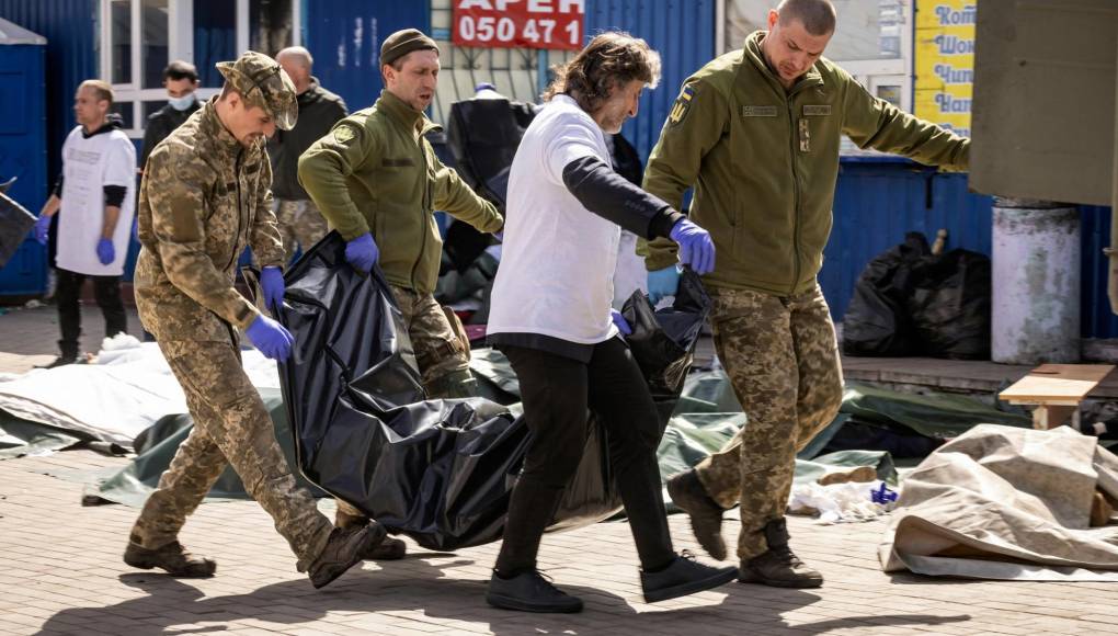 Al menos 39 civiles muertos en bombardeo de estación de tren en el este de Ucrania